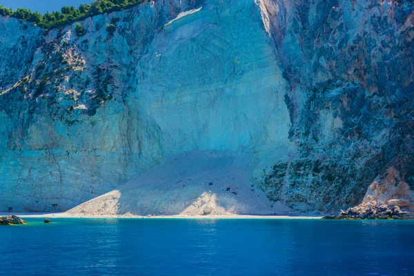 Pied Une Grande Falaise Avec Une Mer Bleu Clair Autour — Photo