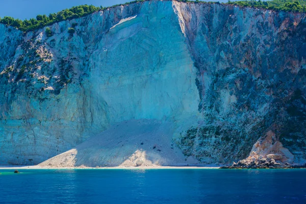 Penhasco Grande Com Mar Azul Claro Redor — Fotografia de Stock