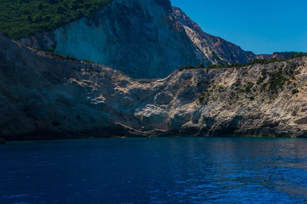 Pie Gran Acantilado Con Mar Azul Claro Alrededor — Foto de Stock