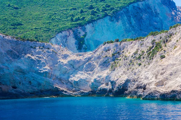 Penhasco Grande Com Mar Azul Claro Redor — Fotografia de Stock