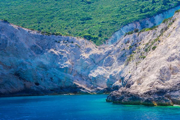 Pie Gran Acantilado Con Mar Azul Claro Alrededor — Foto de Stock