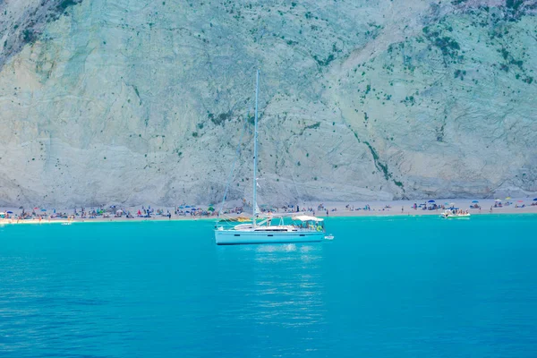 Mavi Berrak Denizi Kayalık Uçurum Dağ Gemi — Stok fotoğraf