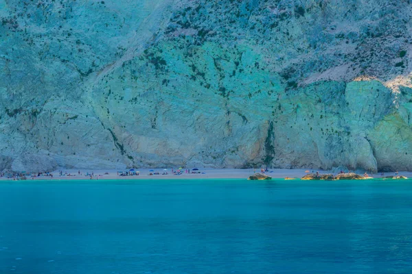 Mar Com Grande Penhasco Superfície Água Azul — Fotografia de Stock