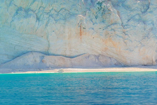 Havet Med Stora Klippa Blå Vattenyta — Stockfoto