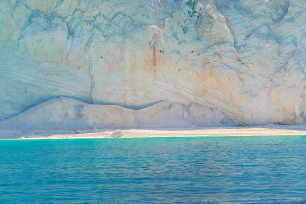 Mar Com Grande Penhasco Superfície Água Azul — Fotografia de Stock
