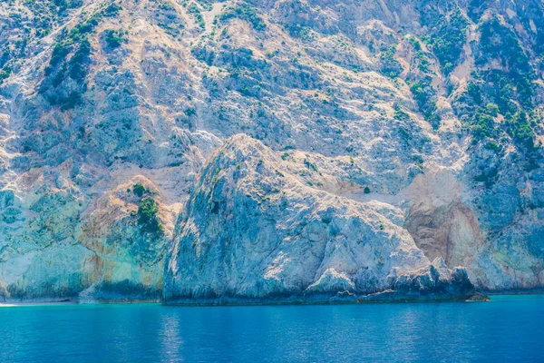Mar Com Grande Penhasco Superfície Água Azul — Fotografia de Stock