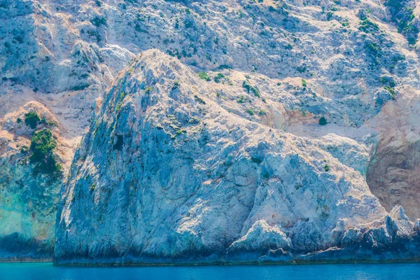 Mar Com Grande Penhasco Superfície Água Azul — Fotografia de Stock