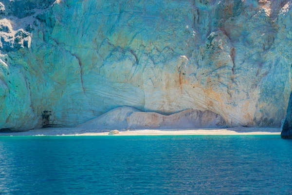 Mar Con Gran Acantilado Superficie Agua Azul —  Fotos de Stock