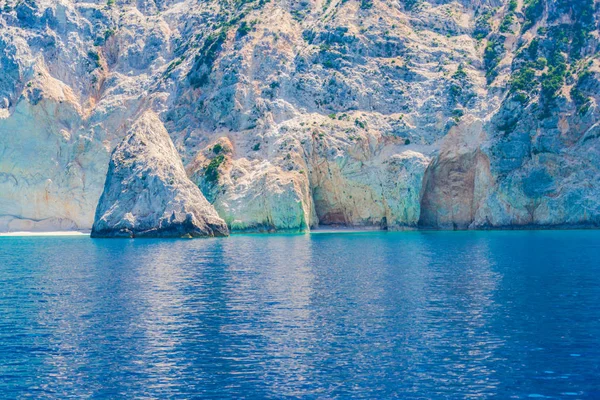 Havet Med Stora Klippa Blå Vattenyta — Stockfoto