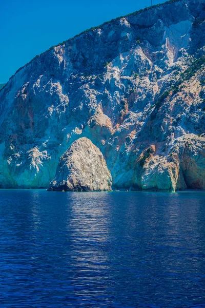 海与大悬崖 蓝色的水表面 — 图库照片