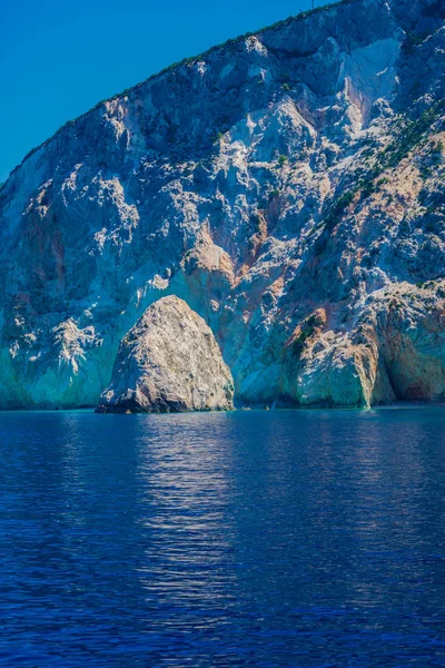 Mare Con Grande Scogliera Superficie Acqua Blu — Foto Stock