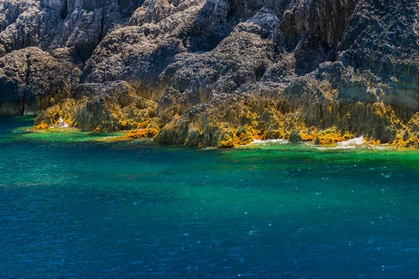 有大悬崖和蓝色水面的海景 — 图库照片