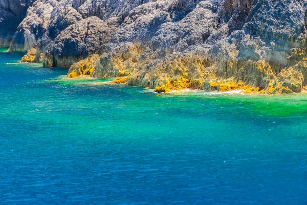 Seascape Com Grande Penhasco Superfície Água Azul — Fotografia de Stock