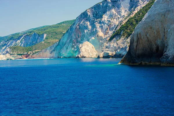 Seascape Com Grande Penhasco Superfície Água Azul — Fotografia de Stock