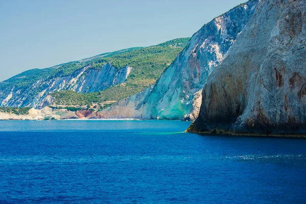 Seascape Com Grande Penhasco Superfície Água Azul — Fotografia de Stock