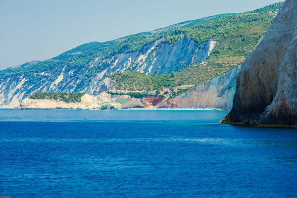 Seascape Com Grande Penhasco Superfície Água Azul — Fotografia de Stock