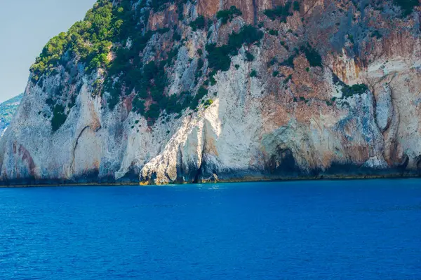 Seascape Com Grande Penhasco Superfície Água Azul — Fotografia de Stock