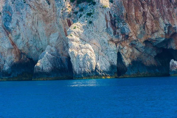 大きな崖と青い水面と海の風景 — ストック写真