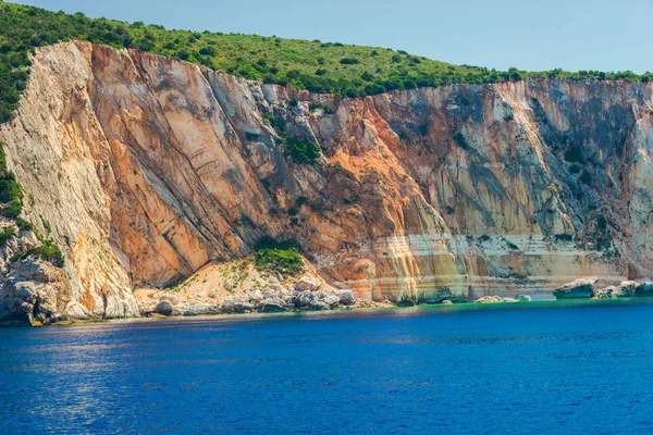 Seascape Com Grande Penhasco Superfície Água Azul — Fotografia de Stock