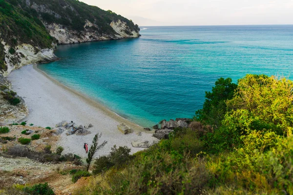 砂浜の海岸線のビーチと青い海の水 美しい地中海 ギリシャ — ストック写真