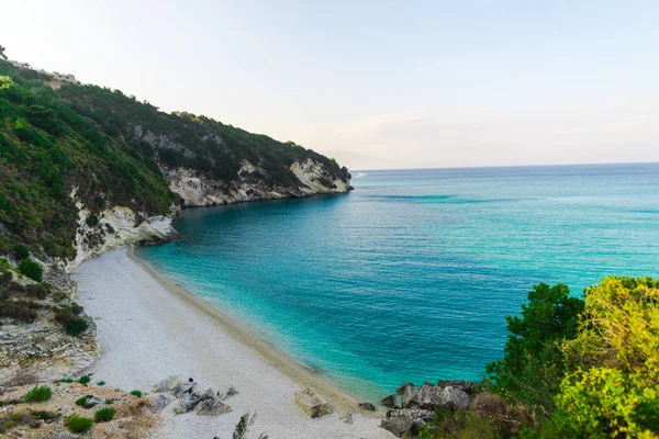 Playa Costera Arena Agua Mar Azul Hermoso Mar Mediterráneo Grecia — Foto de Stock