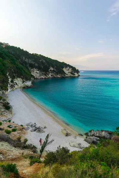 Playa Costera Arena Agua Mar Azul Hermoso Mar Mediterráneo Grecia — Foto de Stock