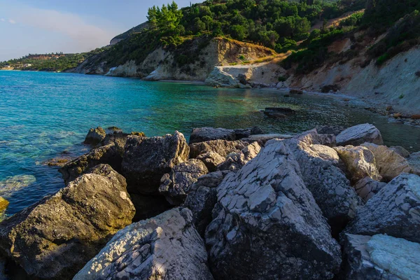 岩石海岸线海滩和蓝色海水 — 图库照片