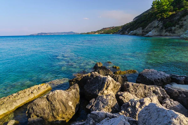 岩の多い海岸線のビーチと青い海の水 — ストック写真