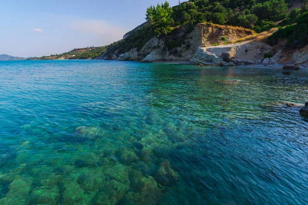 岩石岛屿海岸线和蓝色海水 — 图库照片