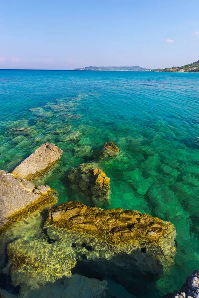 Tengerparti Sziklák Kék Háttér — Stock Fotó