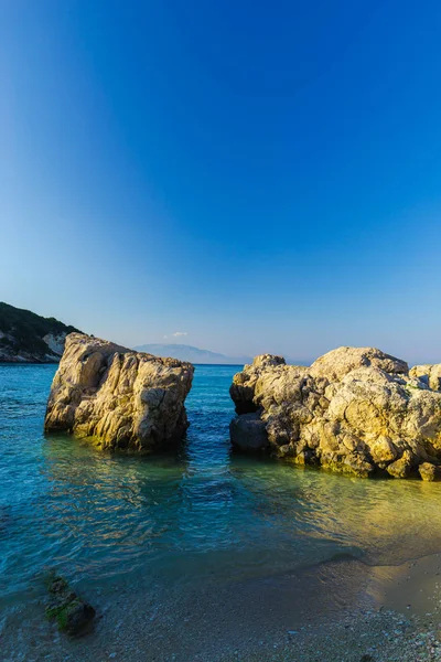 海滨与岩石反对蓝天背景 — 图库照片