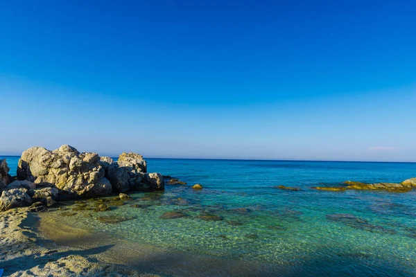 Kust Met Rotsen Tegen Blauwe Hemelachtergrond — Stockfoto