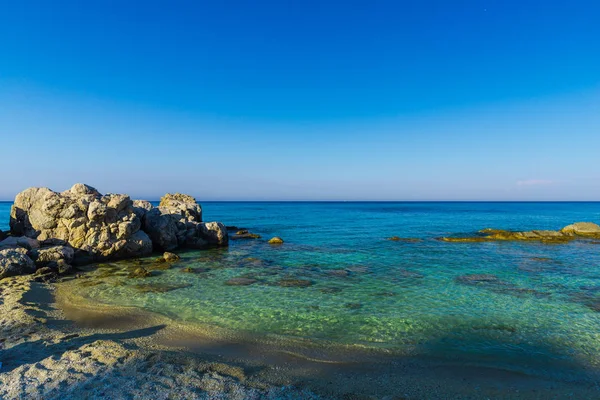 Seashore Med Stenar Mot Blå Himmel Bakgrund — Stockfoto