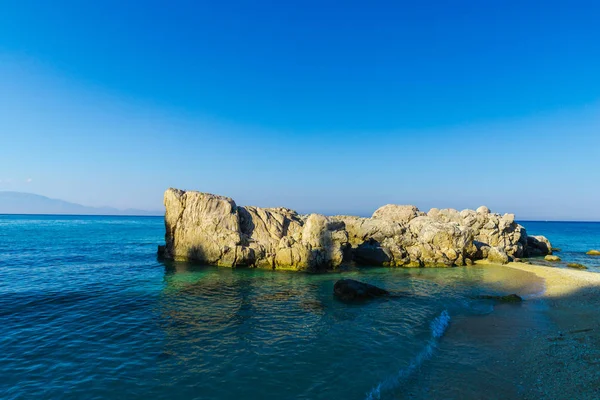 Küste Mit Felsen Vor Blauem Himmel — Stockfoto