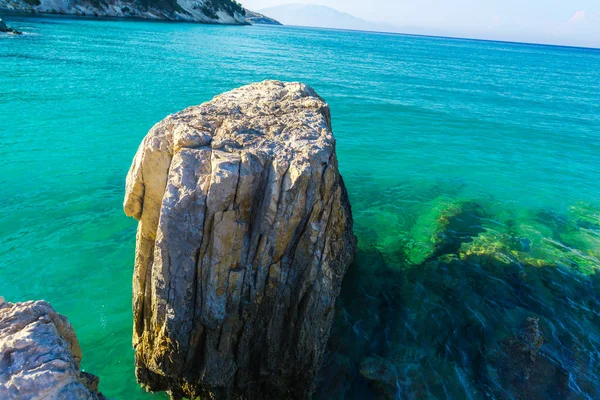 Kust Met Rotsen Tegen Blauwe Hemelachtergrond — Stockfoto