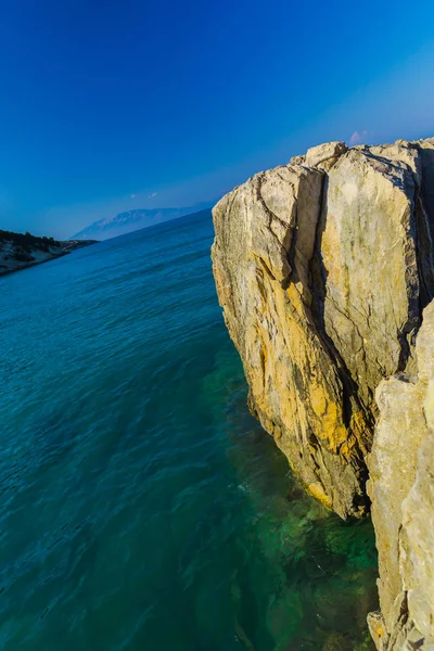 海滨与岩石反对蓝天背景 — 图库照片