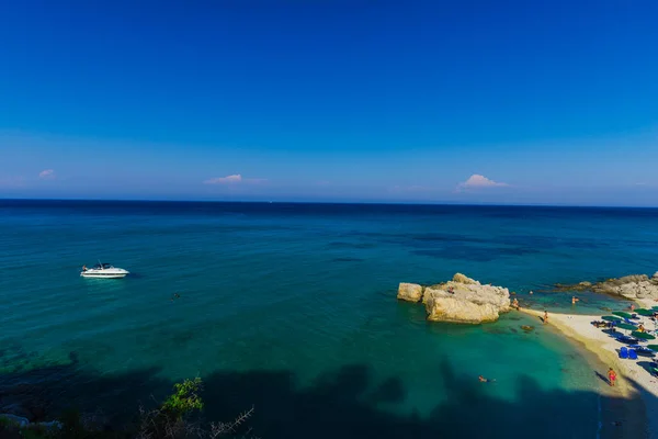 Modré Mořské Vody Plovoucí Loď Yacht — Stock fotografie