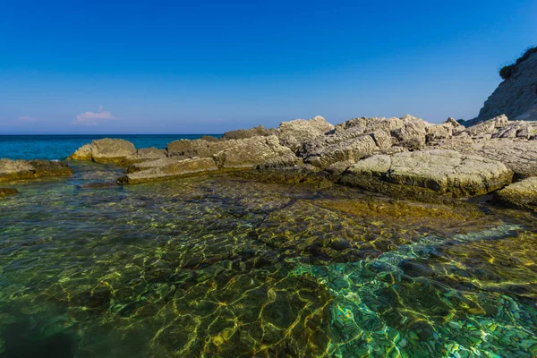 Mar Com Água Azul Turquesa Pedras Grandes — Fotografia de Stock