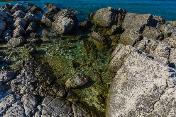 Costa Con Agua Turquesa Piedras Grandes — Foto de Stock