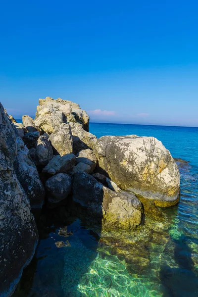 Mar Com Água Azul Turquesa Pedras Grandes — Fotografia de Stock