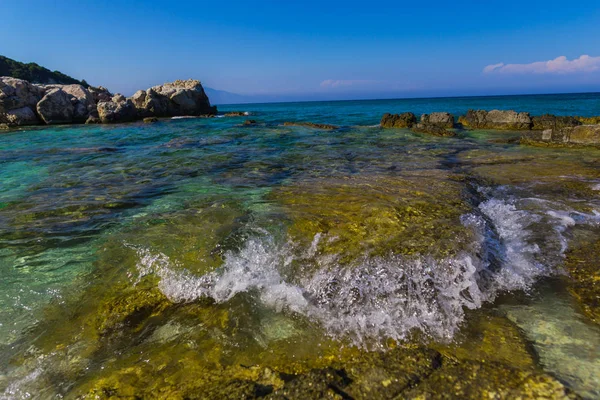 Mar Com Água Azul Turquesa Pedras Grandes — Fotografia de Stock