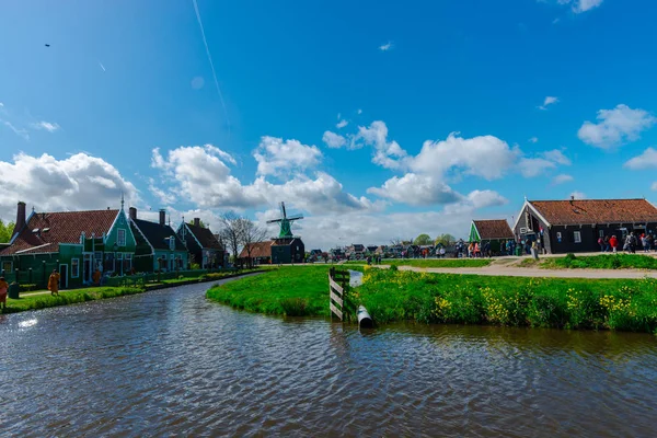 Tradiční Větrné Mlýny Břehu Řeky Zaanse Schans Zaandam Nizozemsko — Stock fotografie