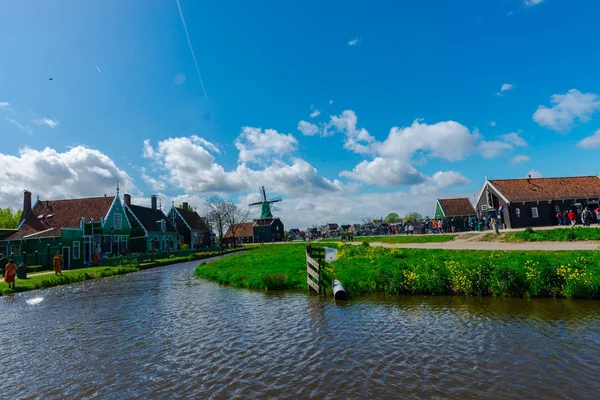 Tradiční Větrné Mlýny Břehu Řeky Zaanse Schans Zaandam Nizozemsko — Stock fotografie