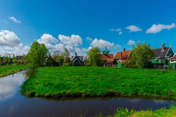 Platteland Met Rivier Gezellige Huisjes Bomen Groen Gras — Stockfoto