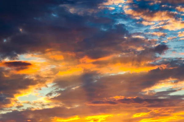 Majestuoso Cielo Naranja Atardecer Amanecer Con Nubes Marco Completo —  Fotos de Stock