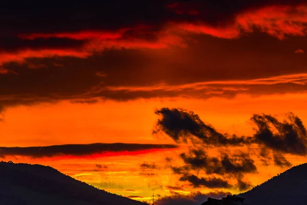 Majestátní Oranžové Slunce Obloha Mraky Kopce — Stock fotografie