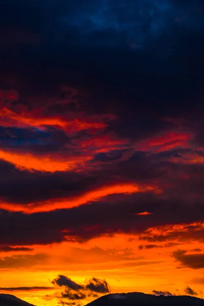 Majestätischer Orangefarbener Abendhimmel Mit Wolken Und Hügeln — Stockfoto