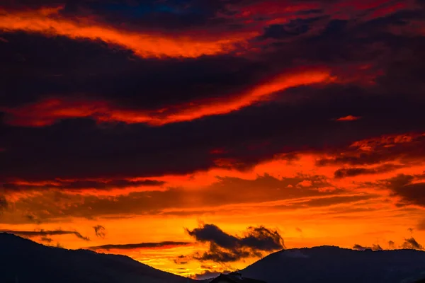 Величественное Оранжевое Небо Заката Облаками Холмами — стоковое фото