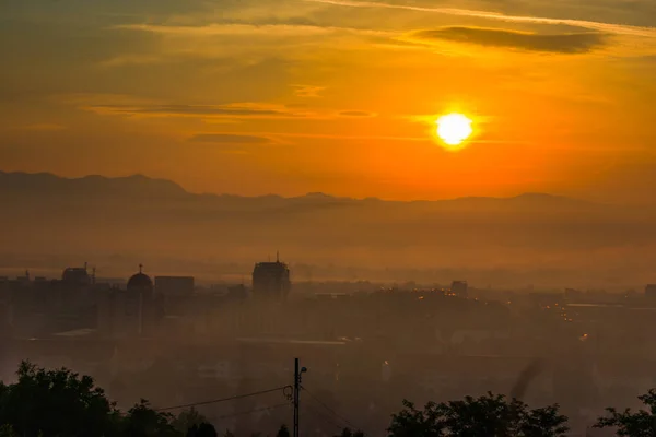 雄伟的橙色日落天空城市在黄昏 — 图库照片