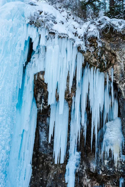 Icicles Παγωμένου Καταρράκτη Τον Χειμώνα — Φωτογραφία Αρχείου